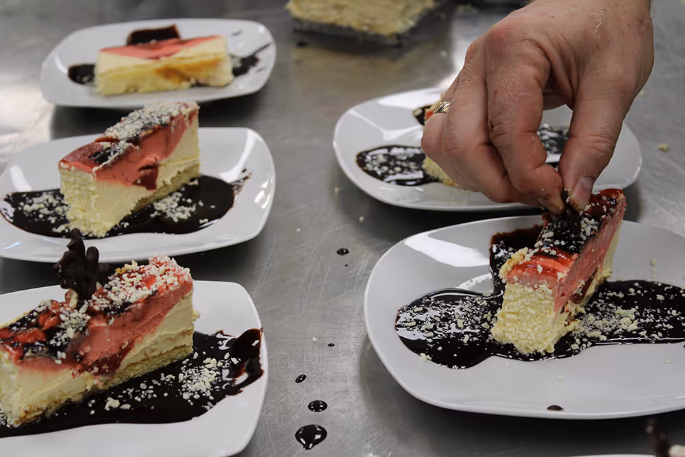 Dessertteller mit Eiskuchenstücken und Schokoladensoße, dekoriert im Speiseeis Seminar der Eisfachschule Berlin