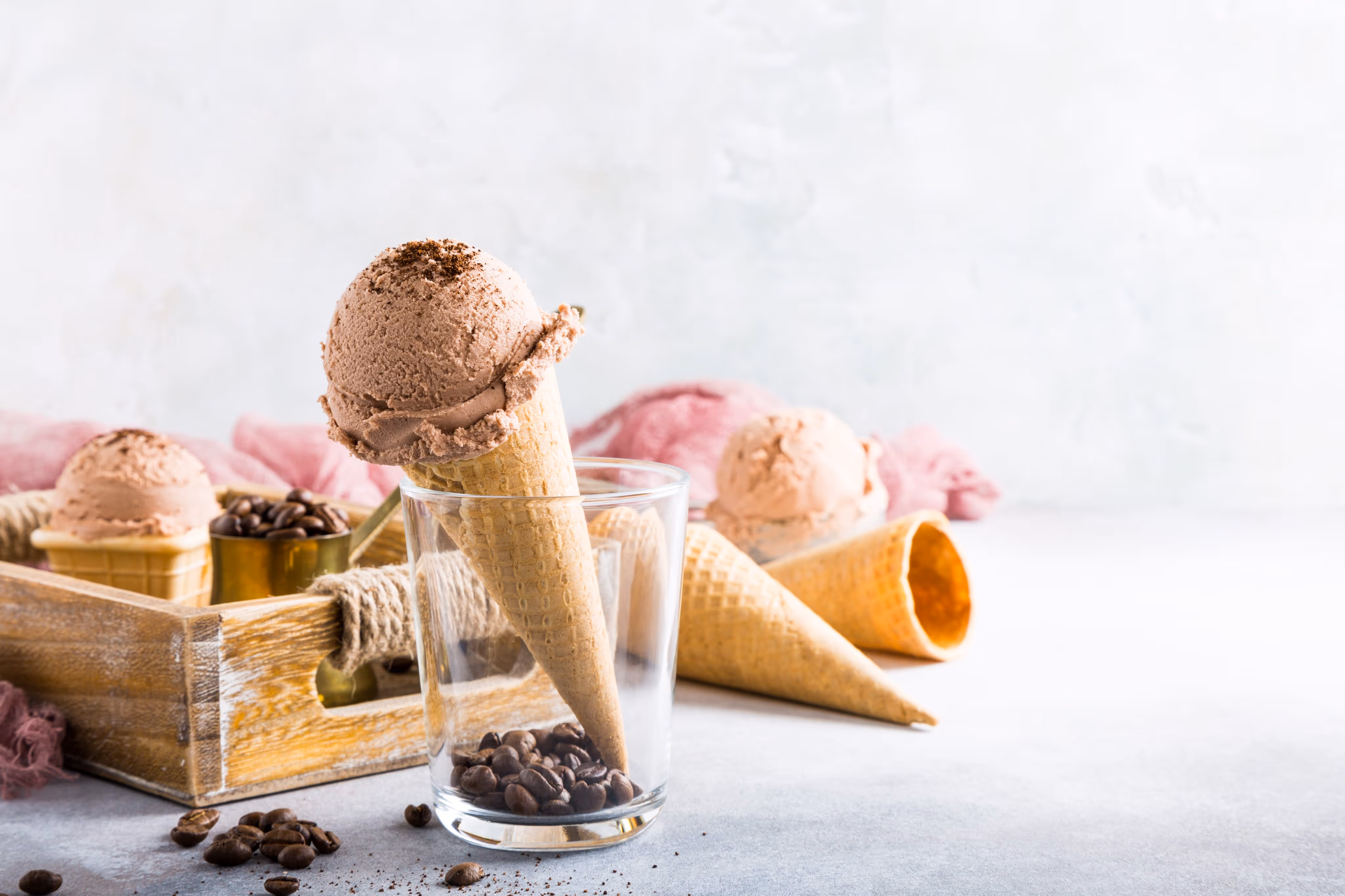 Eis in der Waffel dekorativ serviert mit Kaffeebohnen