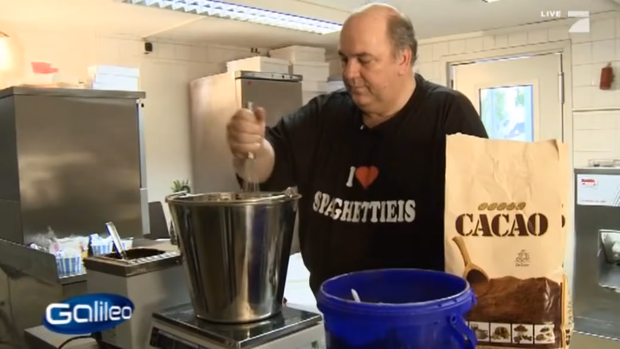 Wilhelm Breuer von der Eisfachschule Berlin beim Galileo TV-Beitrag Eis-Check bei der Herstellung von Speiseeis