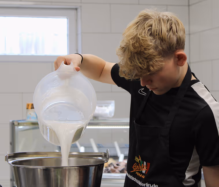 Teilnehmer im Speiseeis Seminar der Eisfachschule Berlin beim Anmischen von Eismasse für handwerkliche Eisherstellung