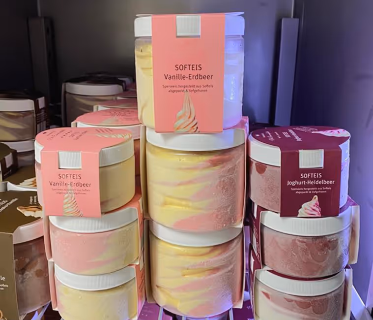 Verpacktes Softeis in den Sorten Vanille-Erdbeer und Joghurt-Heidelbeer beim Softeis Seminar der Eisfachschule Berlin