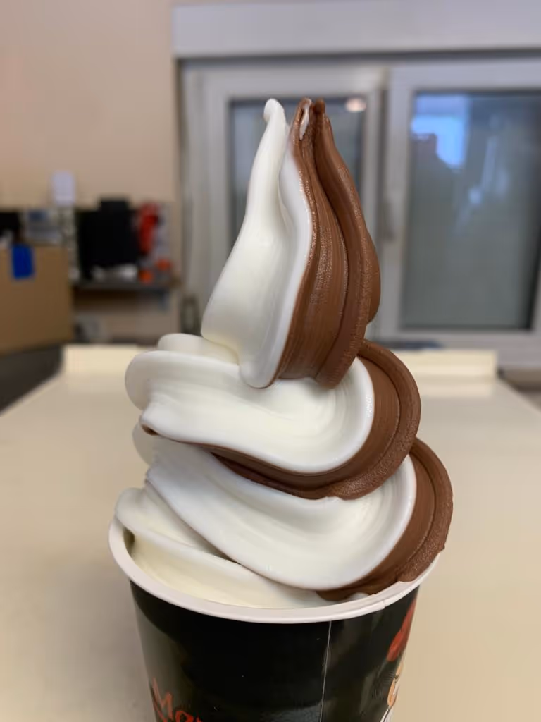 Softeis im Becher in den Sorten Vanille und Schokolade