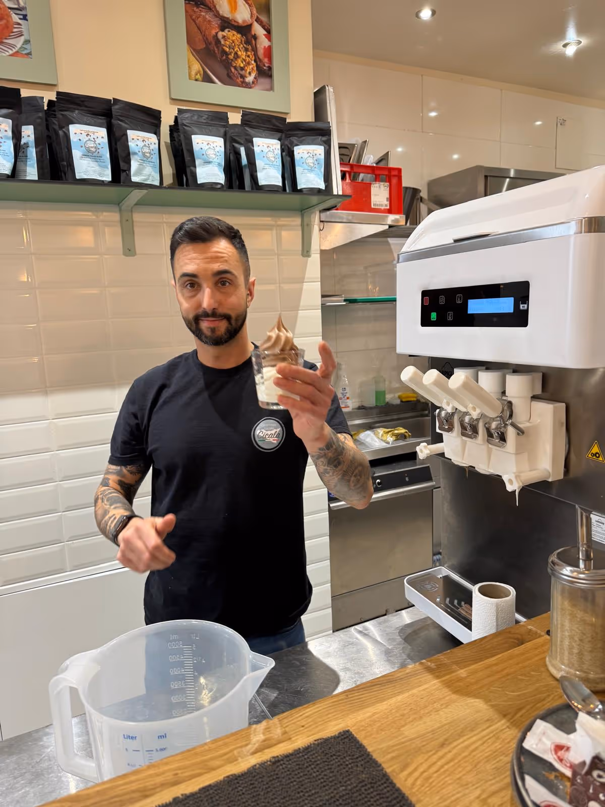 Teilnehmer präsentiert frisch gezapftes Softeis im Becher