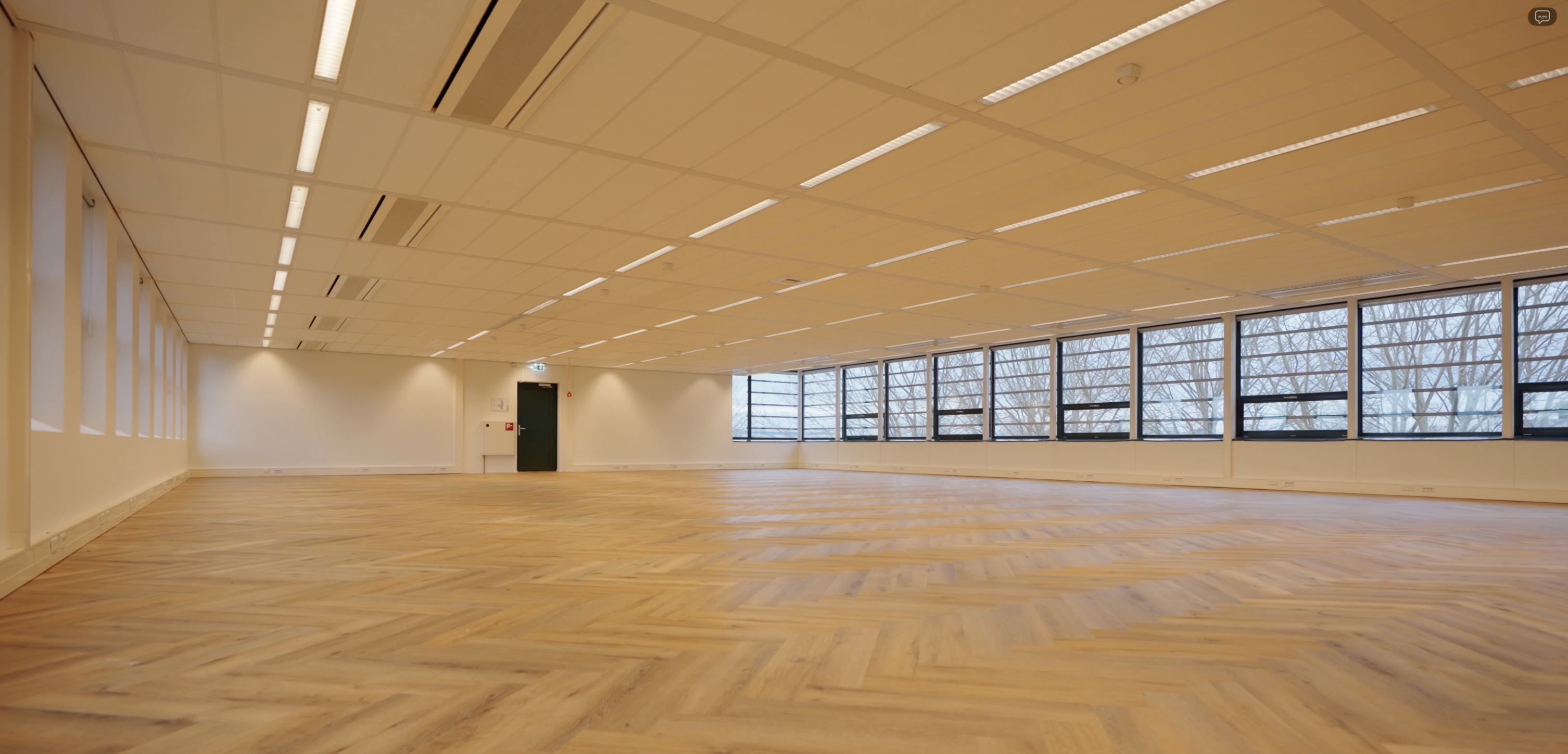 Lege kantoorruimte voor AI-inkleding