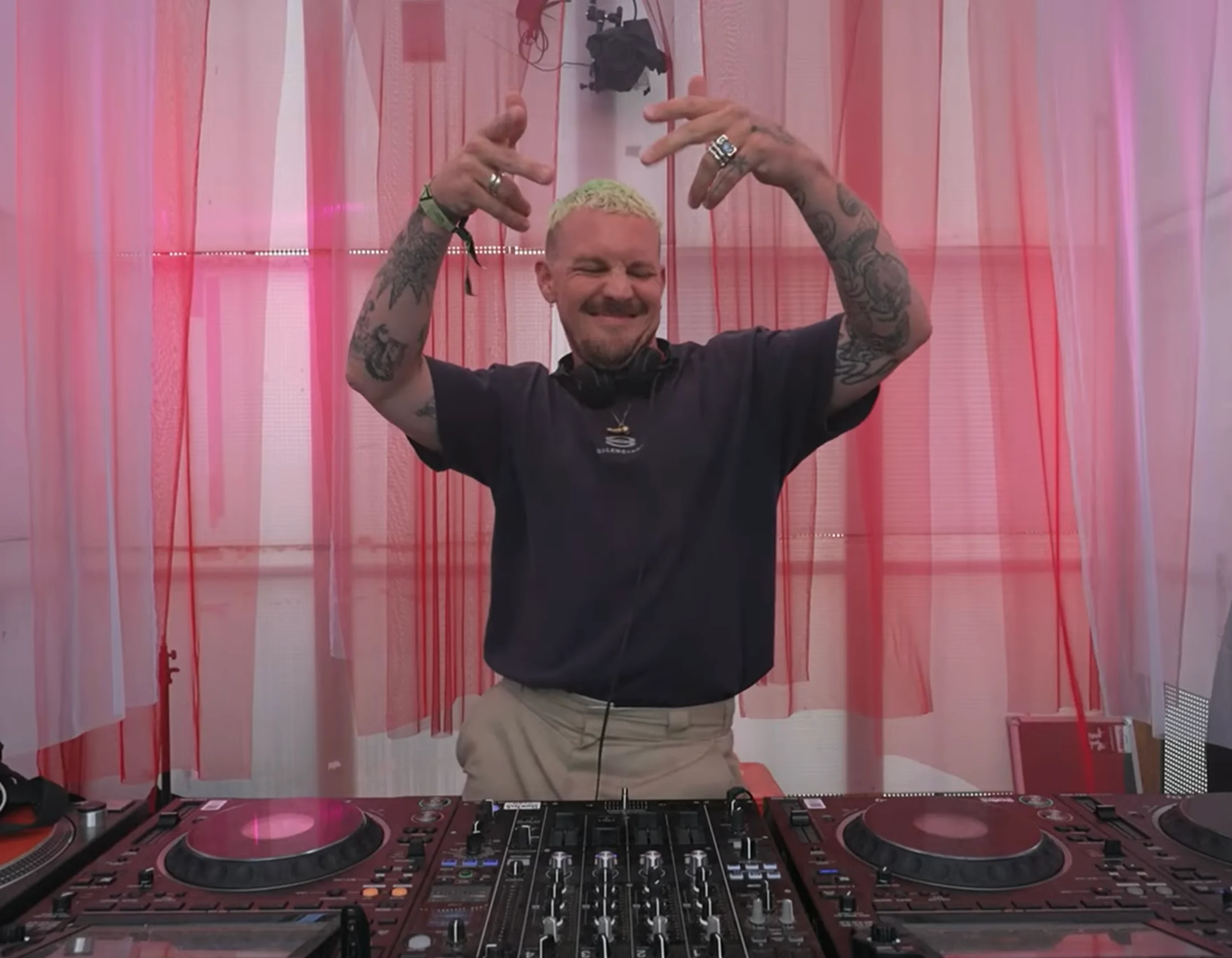 Entree performing at O/FM at O Days broadcasted by Radio Panini on August 1, 2025.