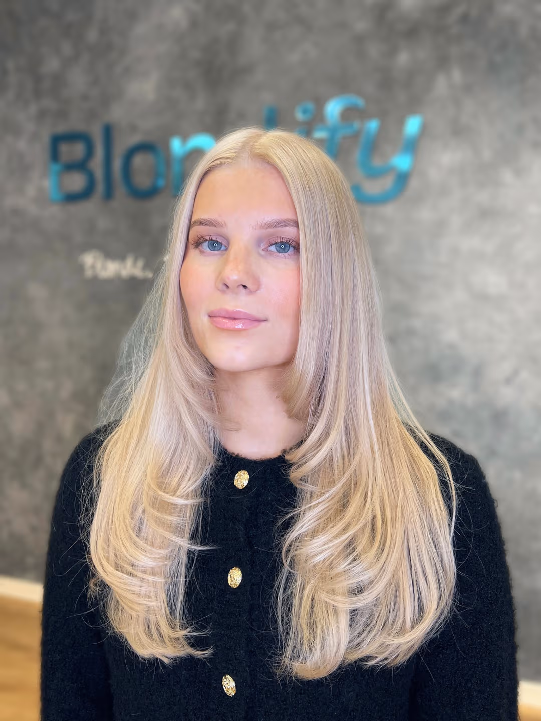 Hiusten pesu ja föönaus  - Blondify Suomen #1 kampaamo blondeille