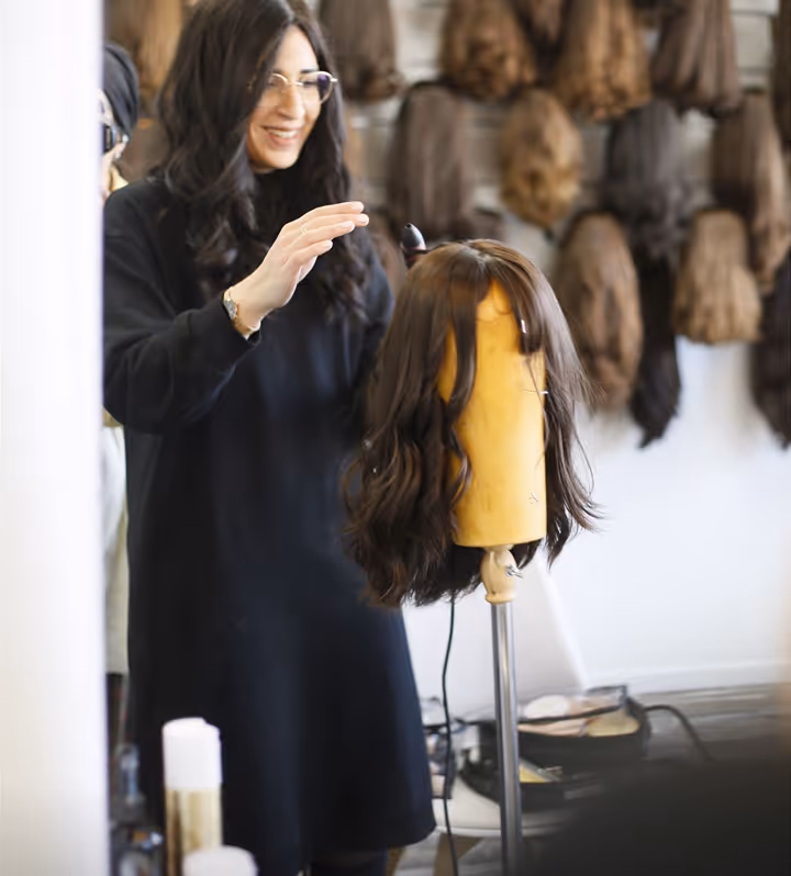 Je suis perruquière.  Et non… je ne travaille pas pour Louis XIV 😉