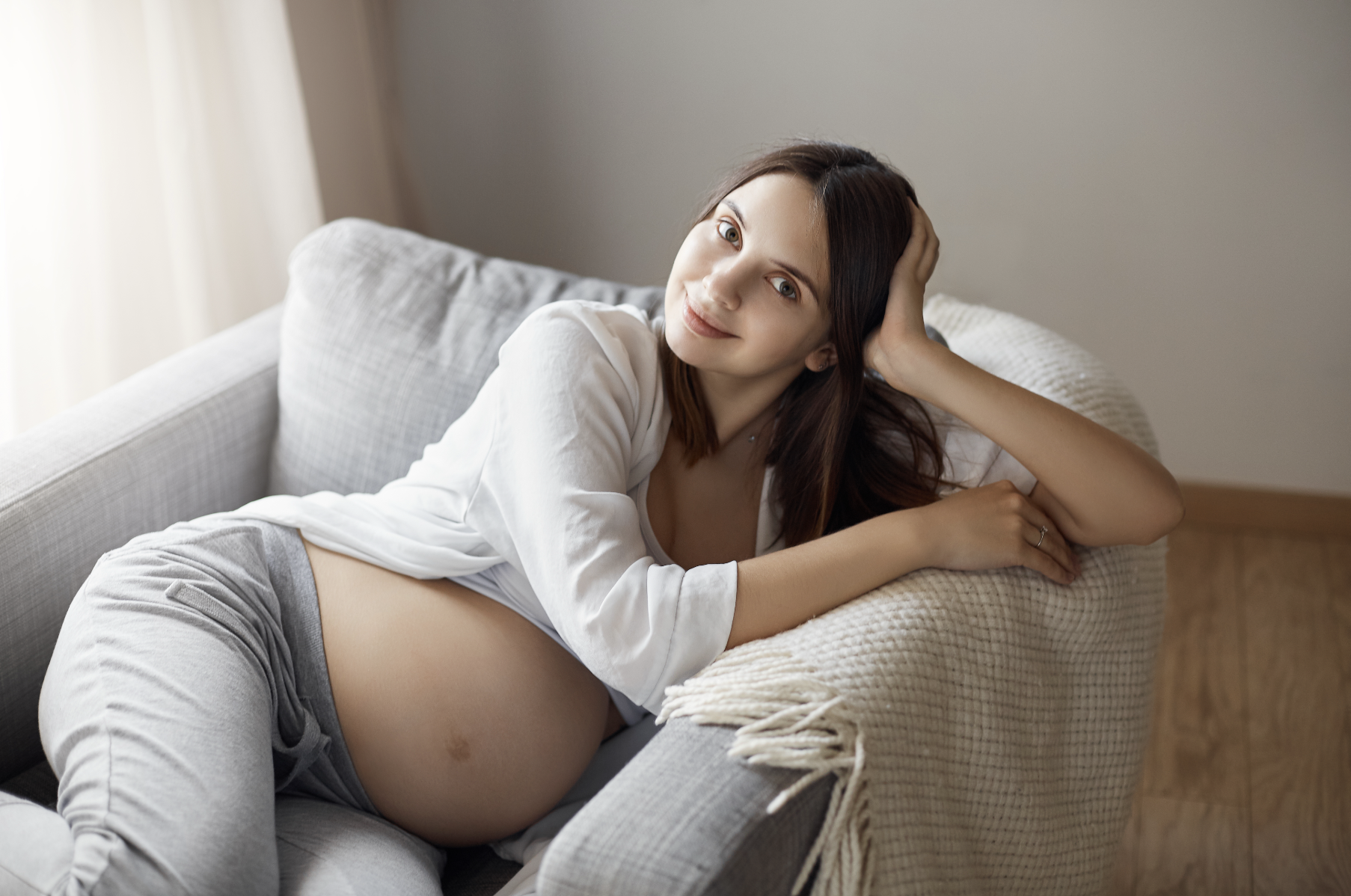Grossesse, chute de cheveux et perruque : solutions rassurantes pour les jeunes mamans