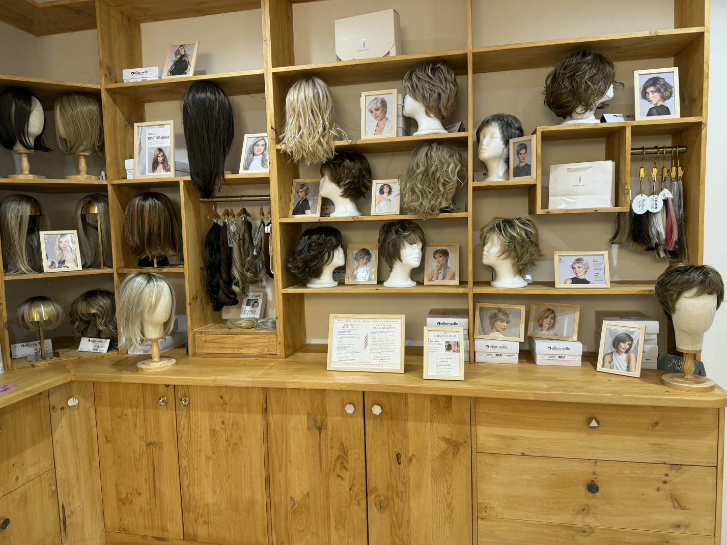 Étagères de perruques et prothèses capillaires en cheveux naturels au salon Maison Élise P. à Cabriès