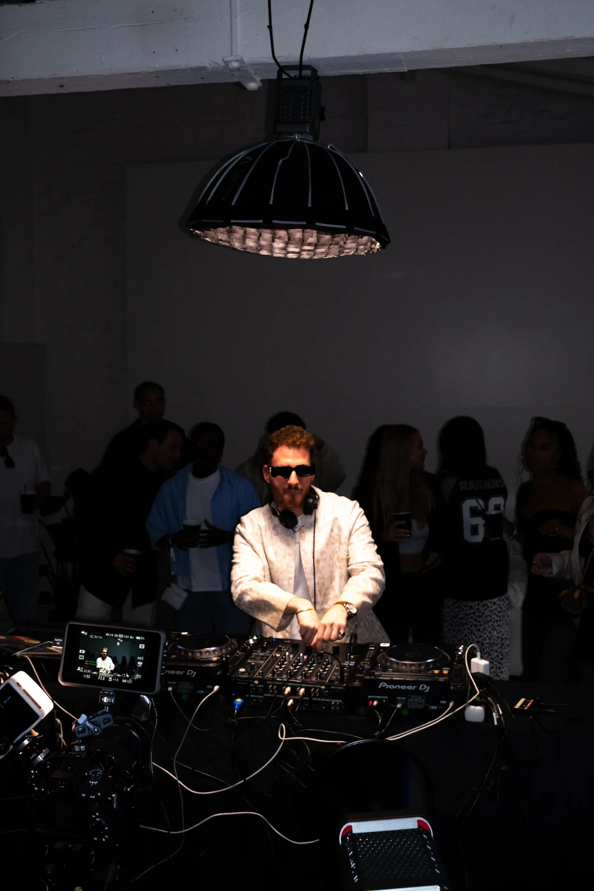 DJ legt Musik auf.