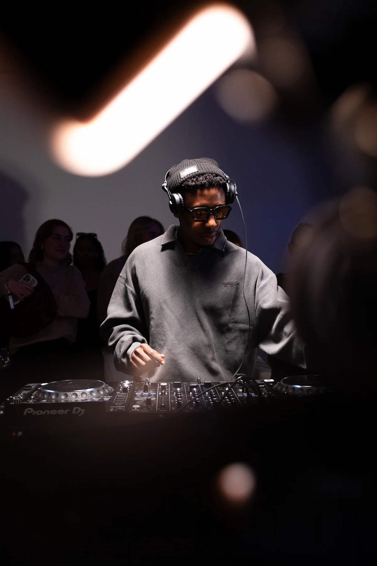 DJ mit Kopfhörern legt Musik auf.