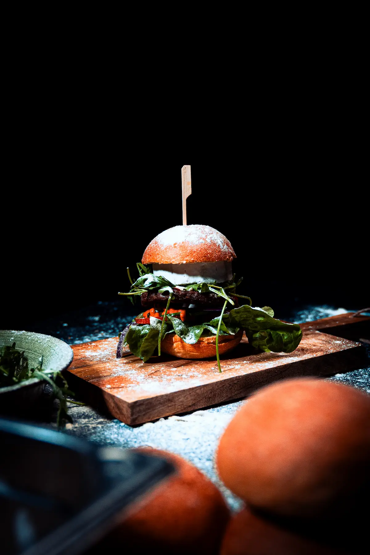 Hamburger auf einer Holzplatte.