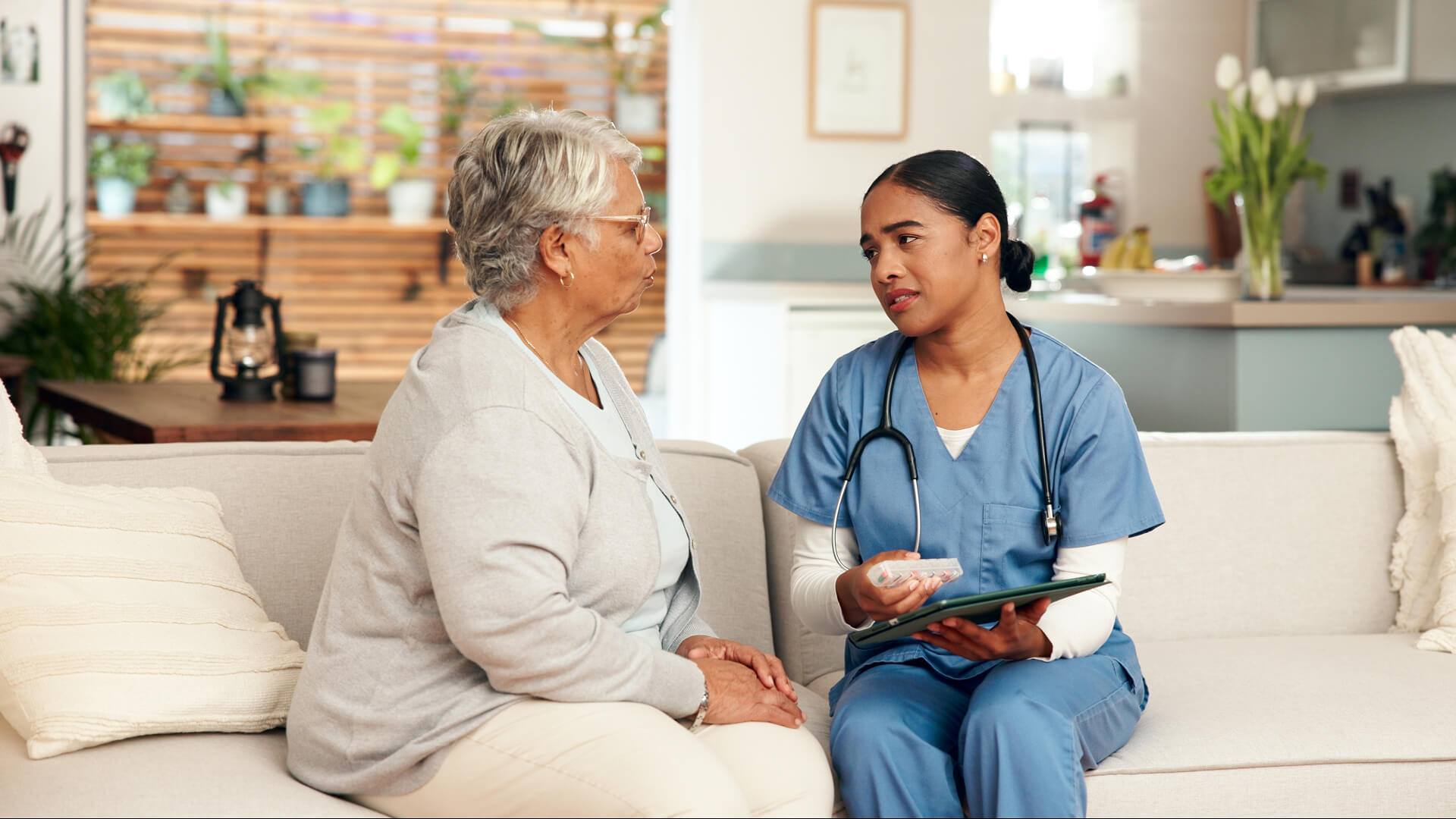 Heart failure patient at home with medically tailored meal and telehealth nutrition support.