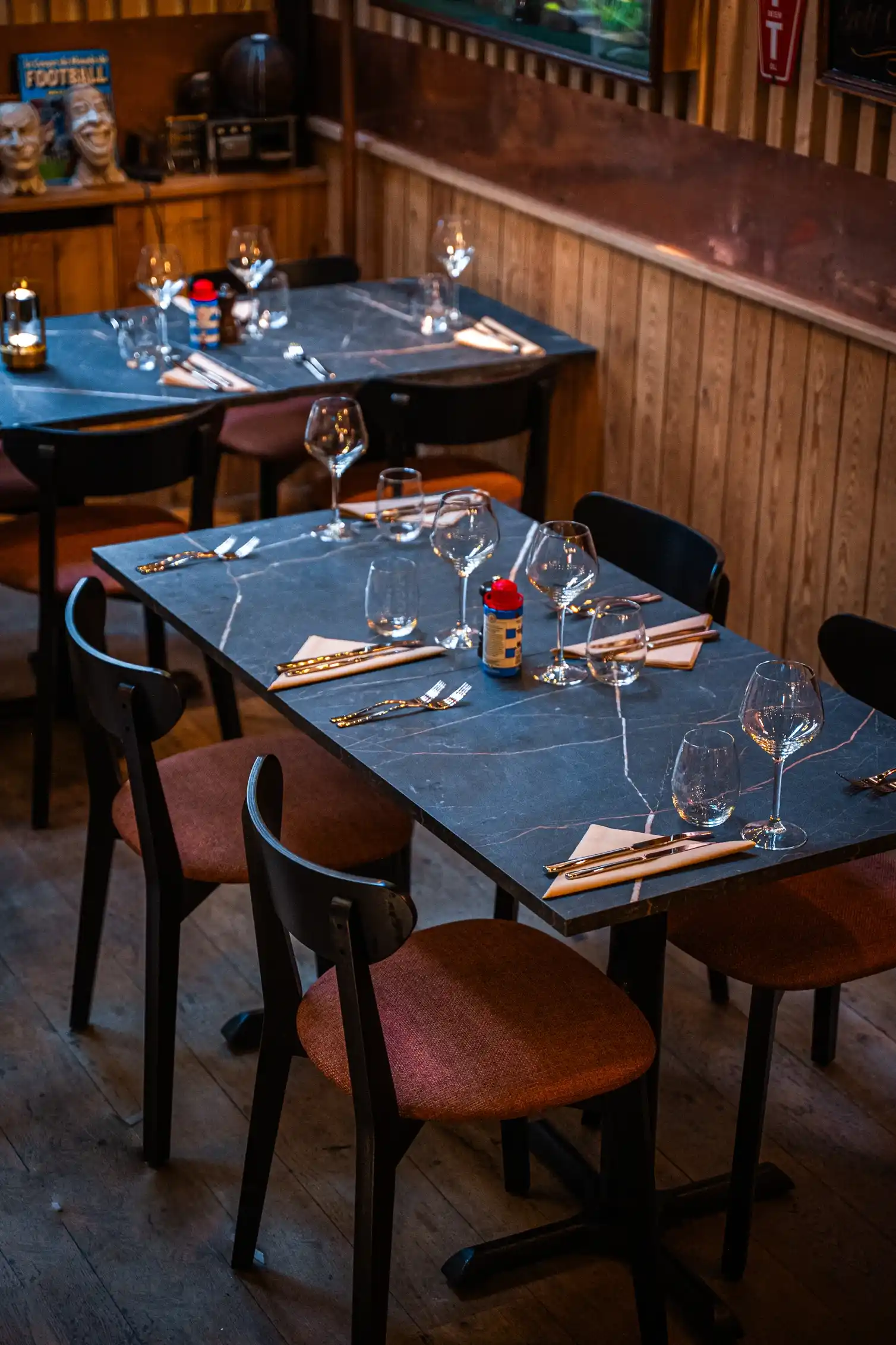 Décoration élégante du Plan Bistrot, restaurant chaleureux à Waterloo