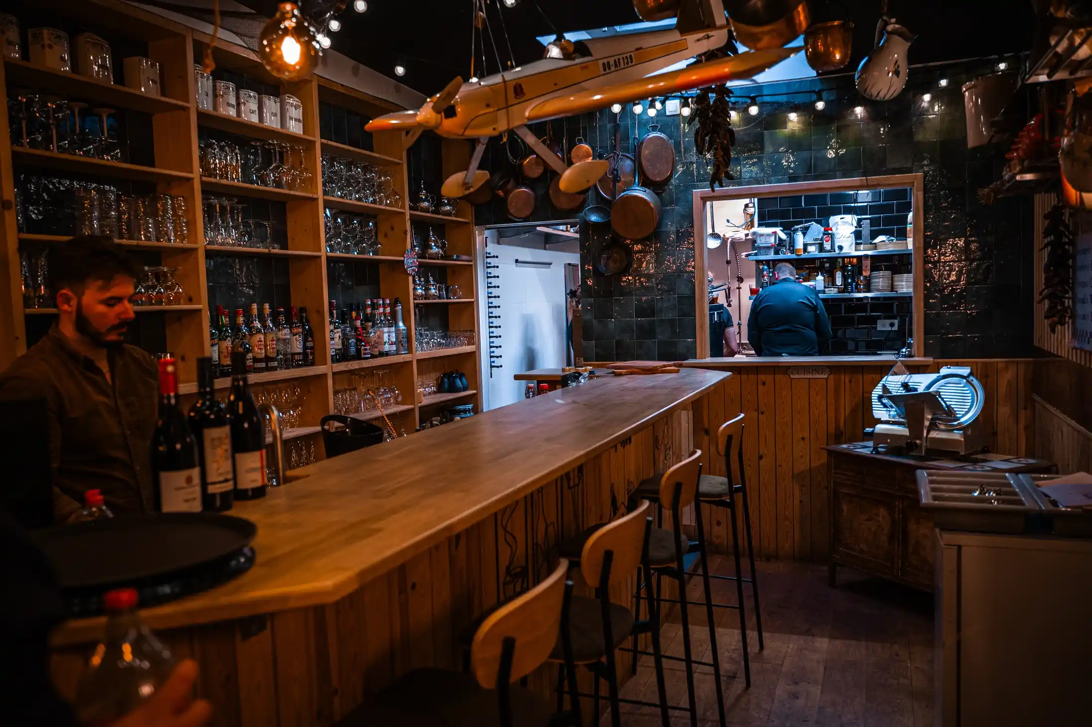 Salle élégante et cuisine ouverte du Plan Bistrot à Waterloo, bistrot chic avec décoration chaleureuse