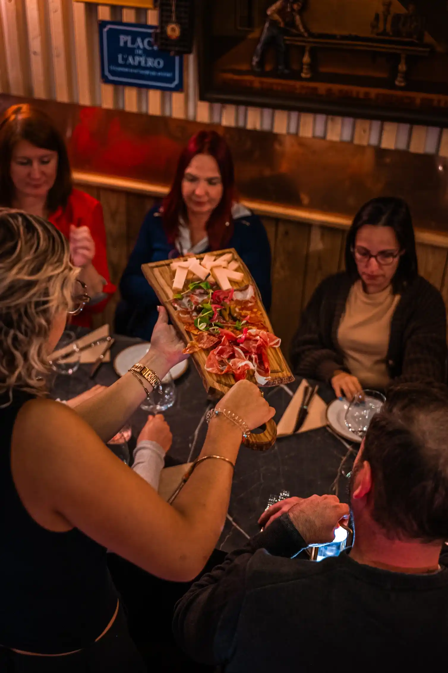 Planche apéritive gourmande servie au Plan Bistrot, cuisine raffinée à Waterloo