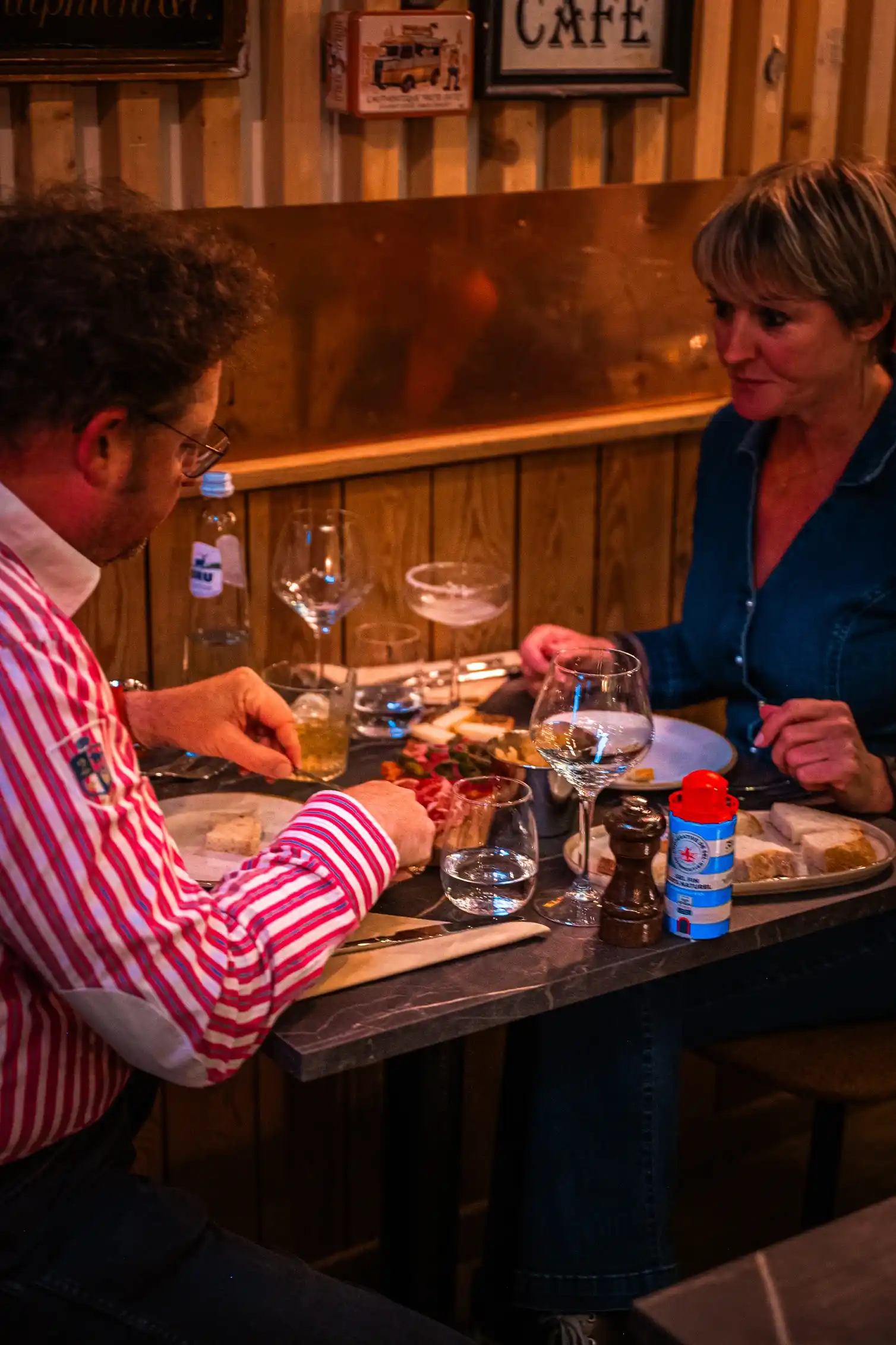 Deux clients profitant d’un moment convivial au Plan Bistrot, bistrot chic à Waterloo