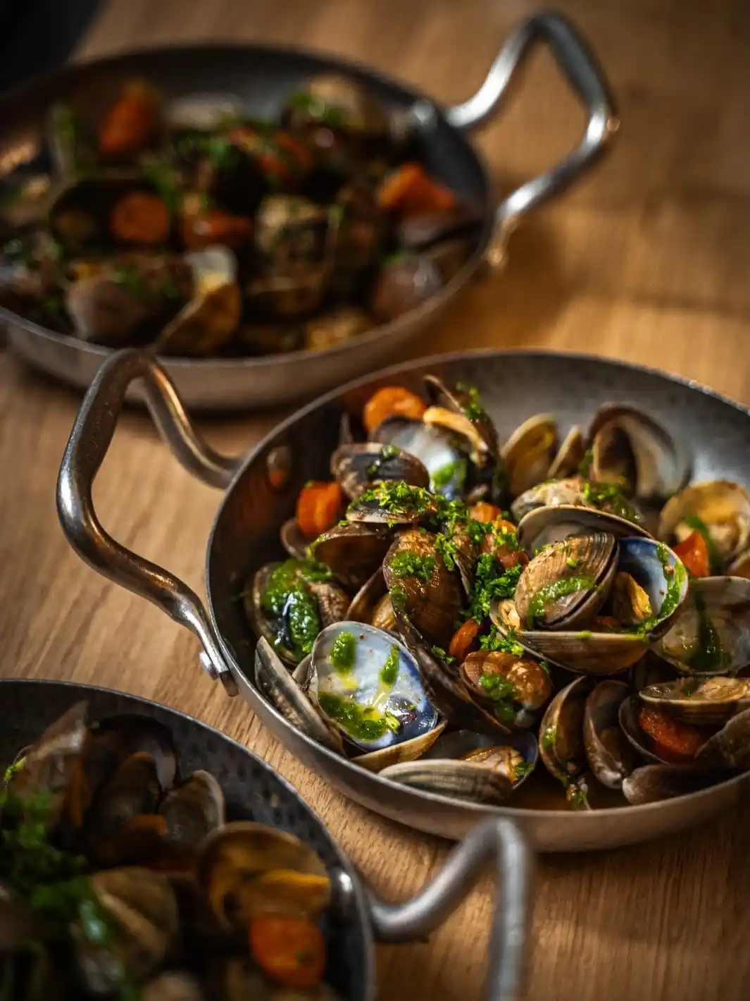 Des crustacés cuits dans du vin blanc de qualité pour un plat bistrot au Plan Bistrot Waterloo