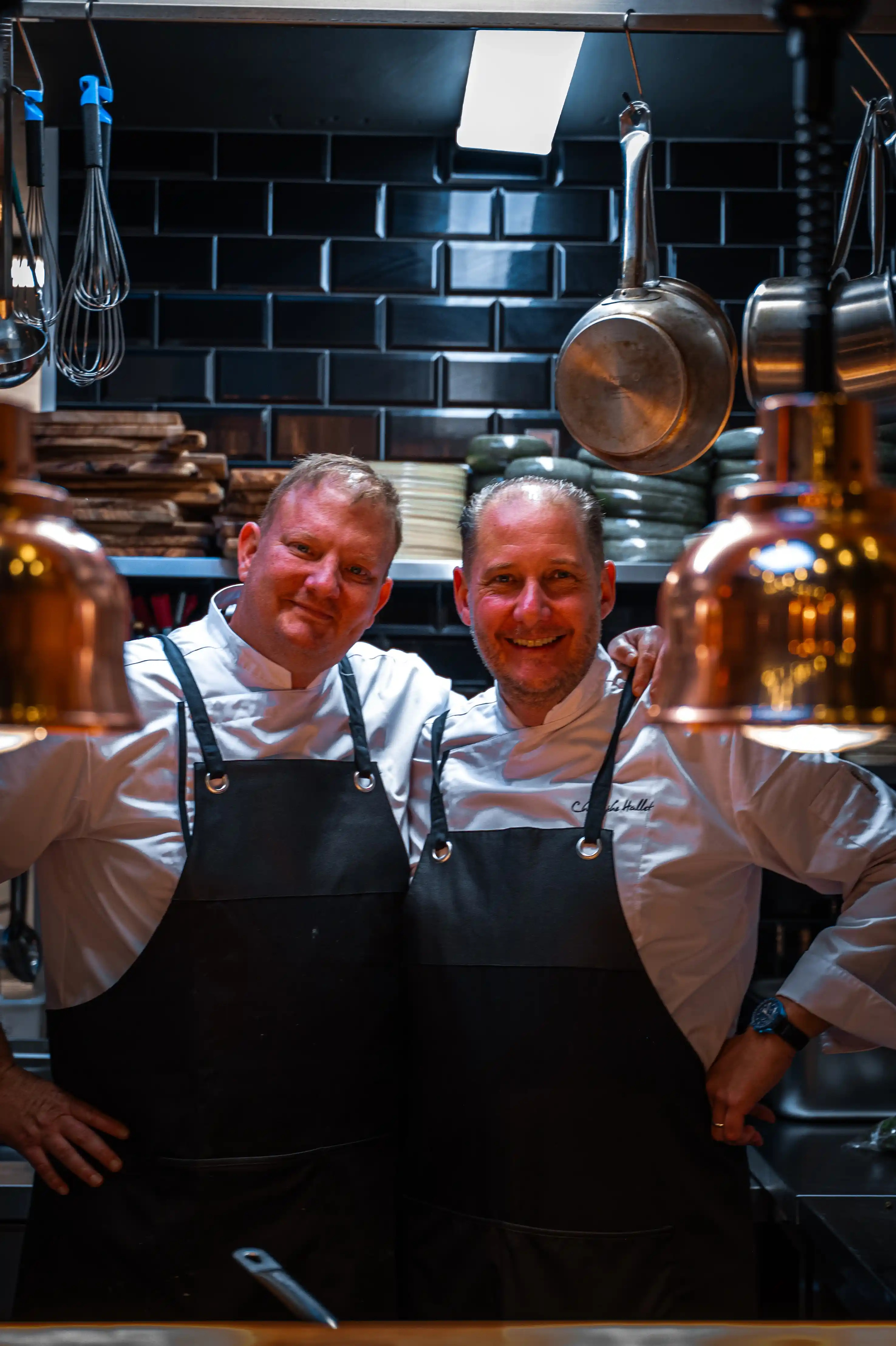 Photo des chefs souriants en cuisine prêts pour créer des plats gourmands avec des produits locaux au Plan Bistrot à Waterloo