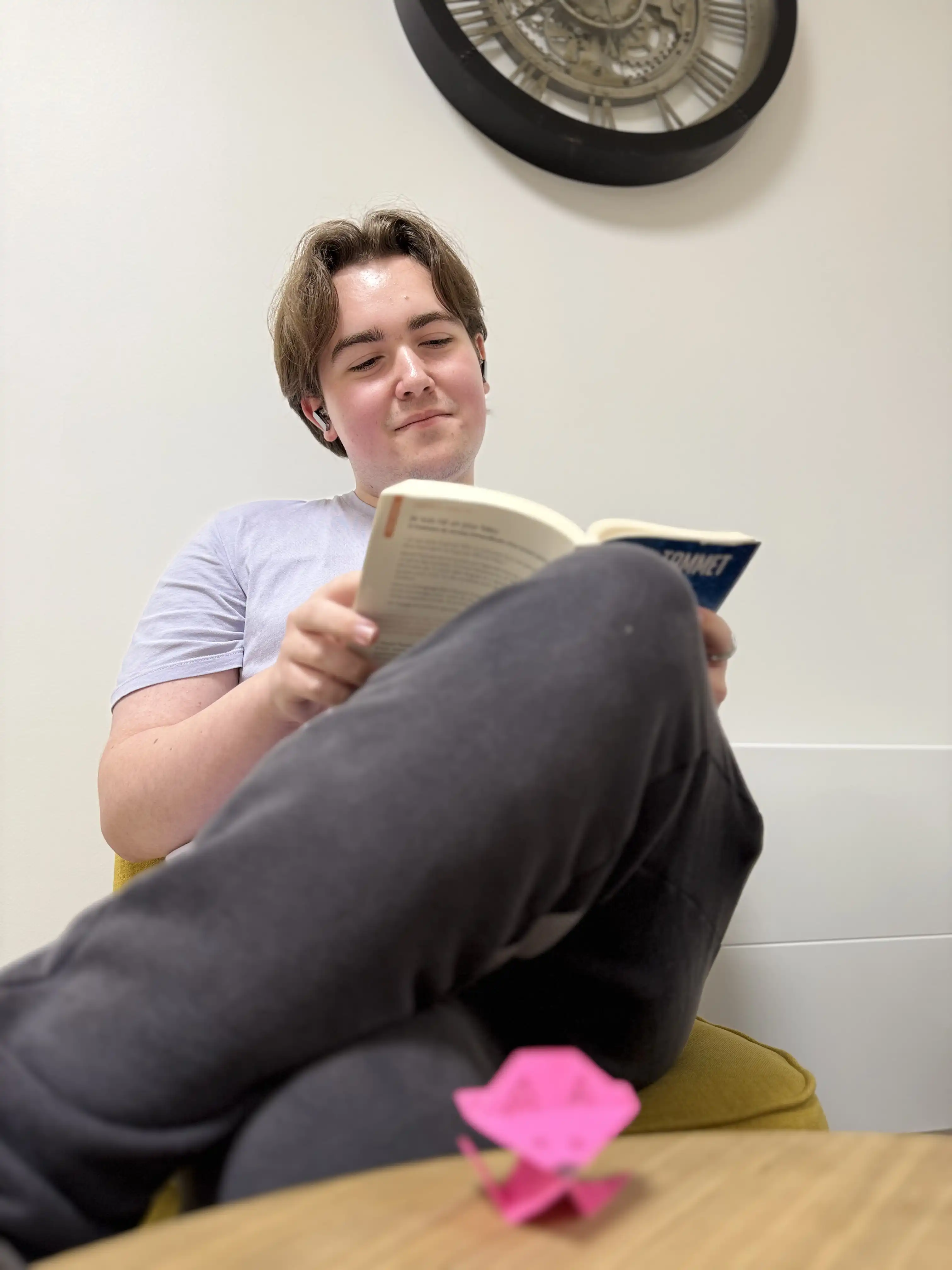 Un élève lit un livre