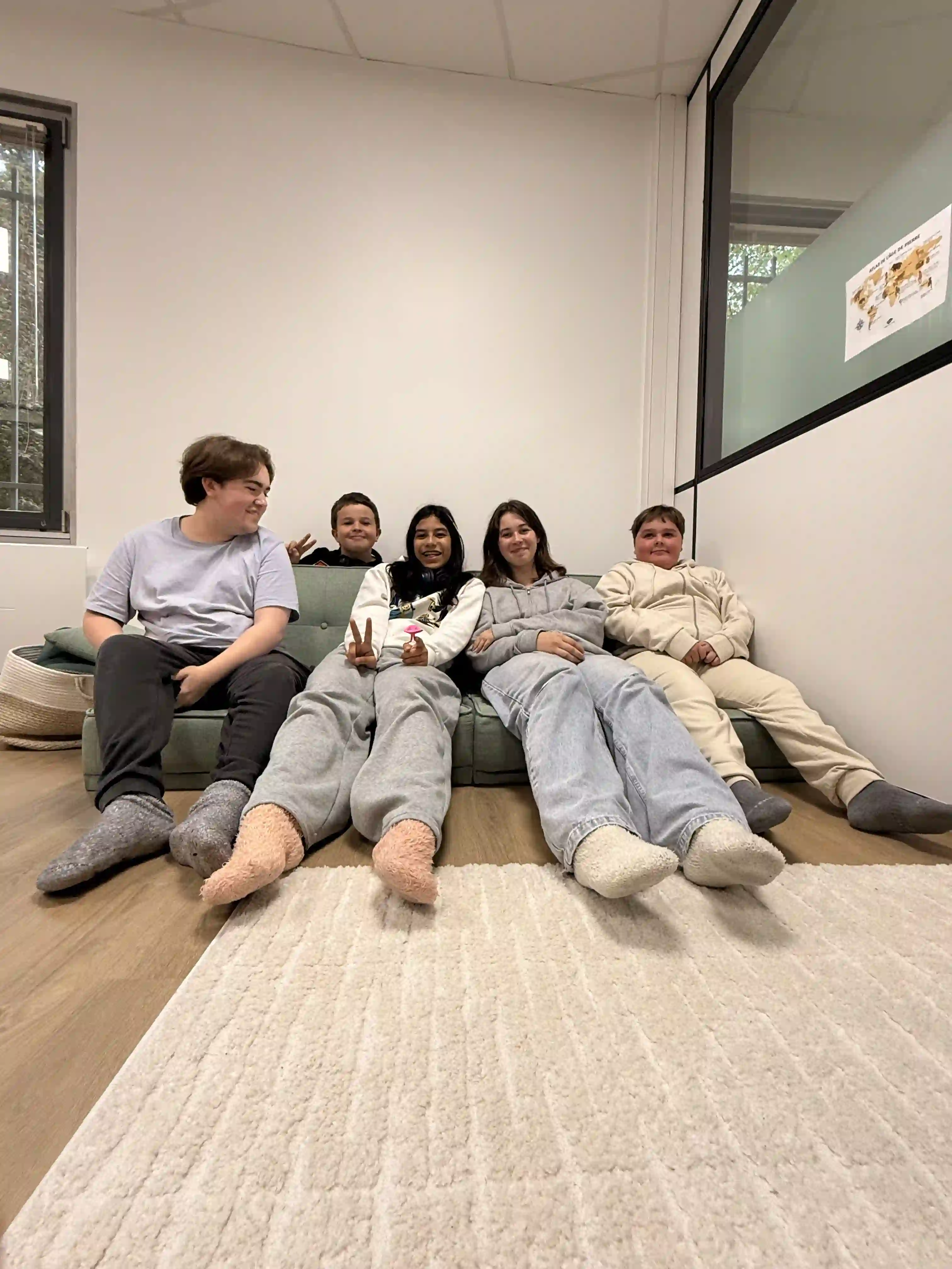 Espace détente : des élèves sur un canapé
