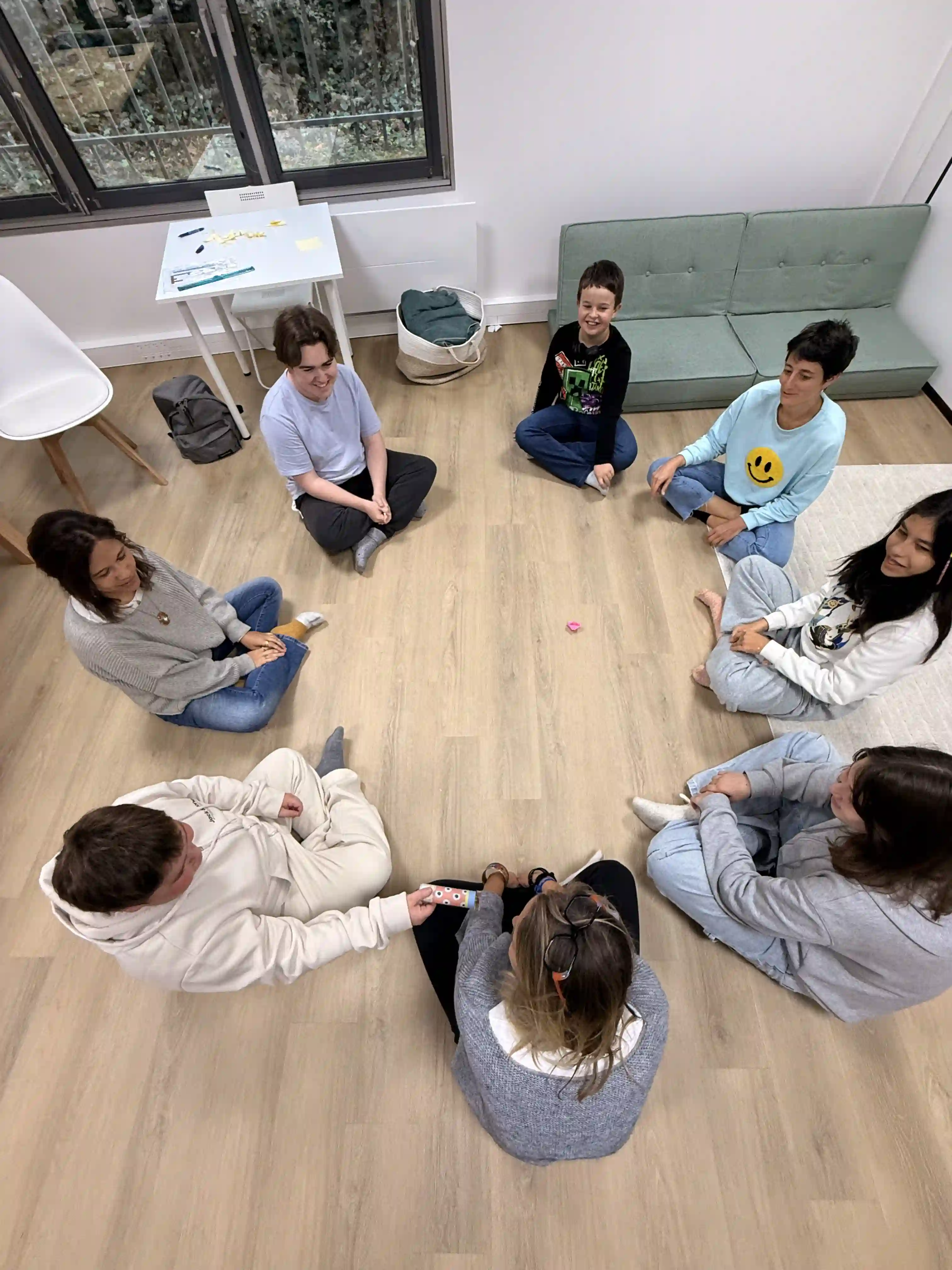 Les élèves et l'équipe assis en cercle