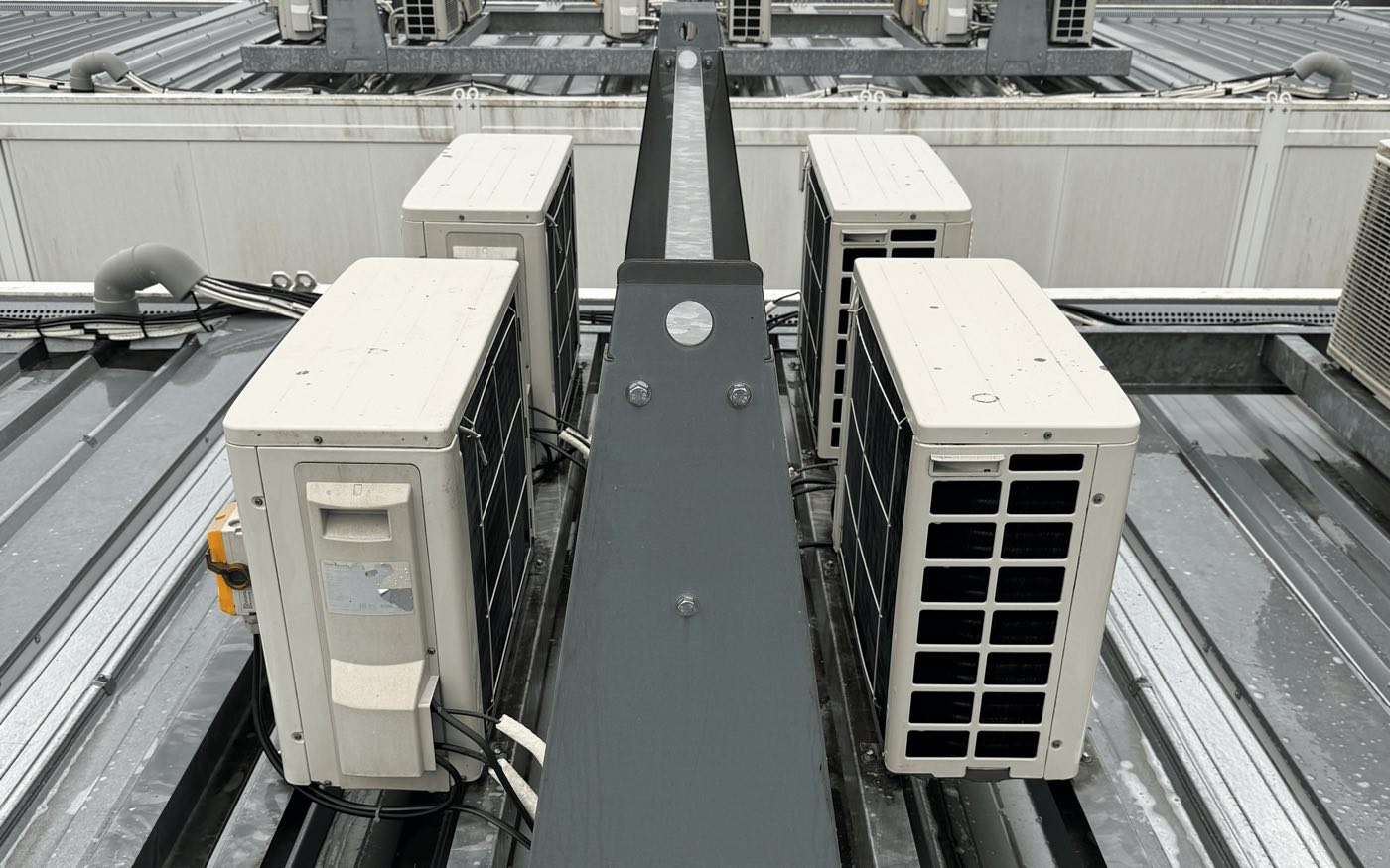 Groupes extérieurs de climatisation installés en toiture, entretenus par Breizh Thermique Service
