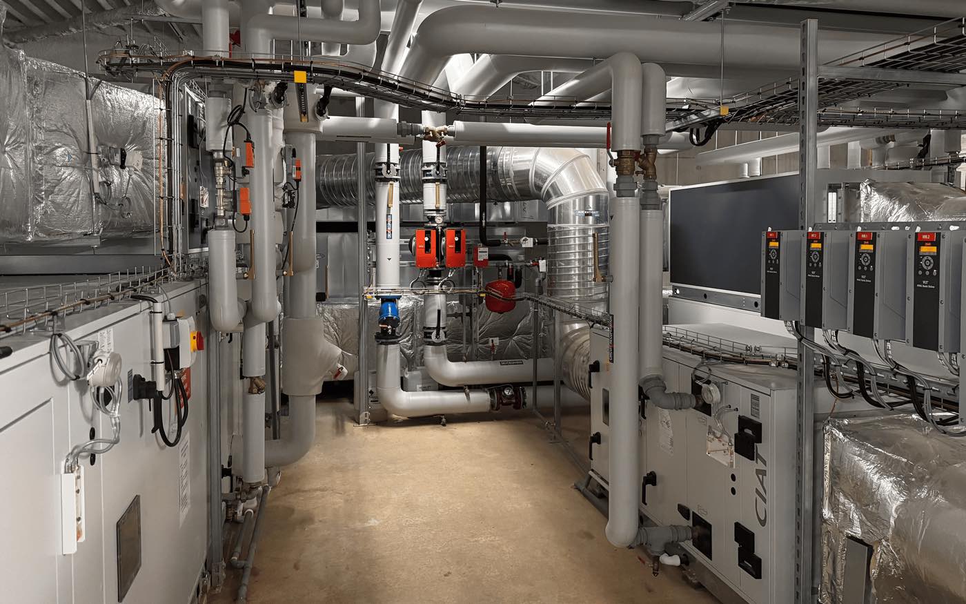 Local technique avec centrale de traitement d'air et gaines de ventilation, entretenu par Breizh Thermique Service