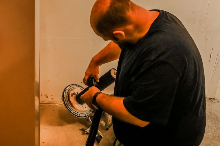Chaudière collective en panne : technicien de Breizh Thermique Service sur le brûleur