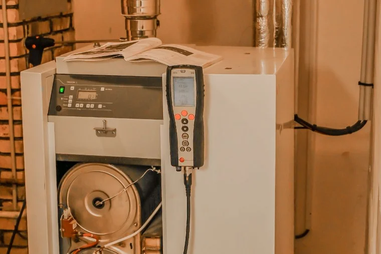 Contrat P2 : analyseur de combustion posé sur une chaudière collective lors de l'entretien annuel