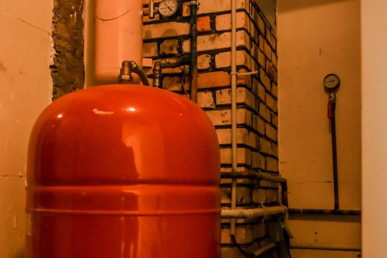 Chaudière collective : vase d'expansion et manomètres dans une chaufferie d'immeuble