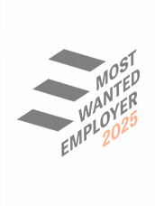 Logo mit drei schwarzen Streifen, Text: "Most Wanted Employer 2025", das Jahr ist in Orange hervorgehoben.