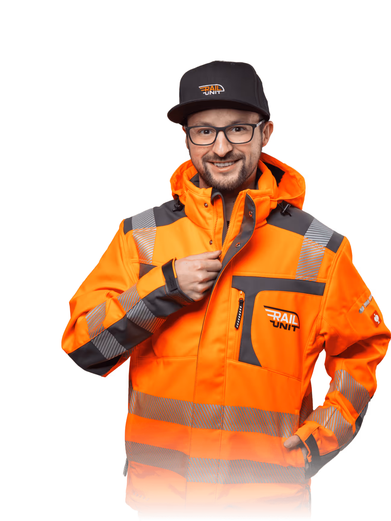 Mann in orangefarbener Arbeitsweste mit Logo, hält schwarze Kappe, lächelt, graue Reflektorstreifen.