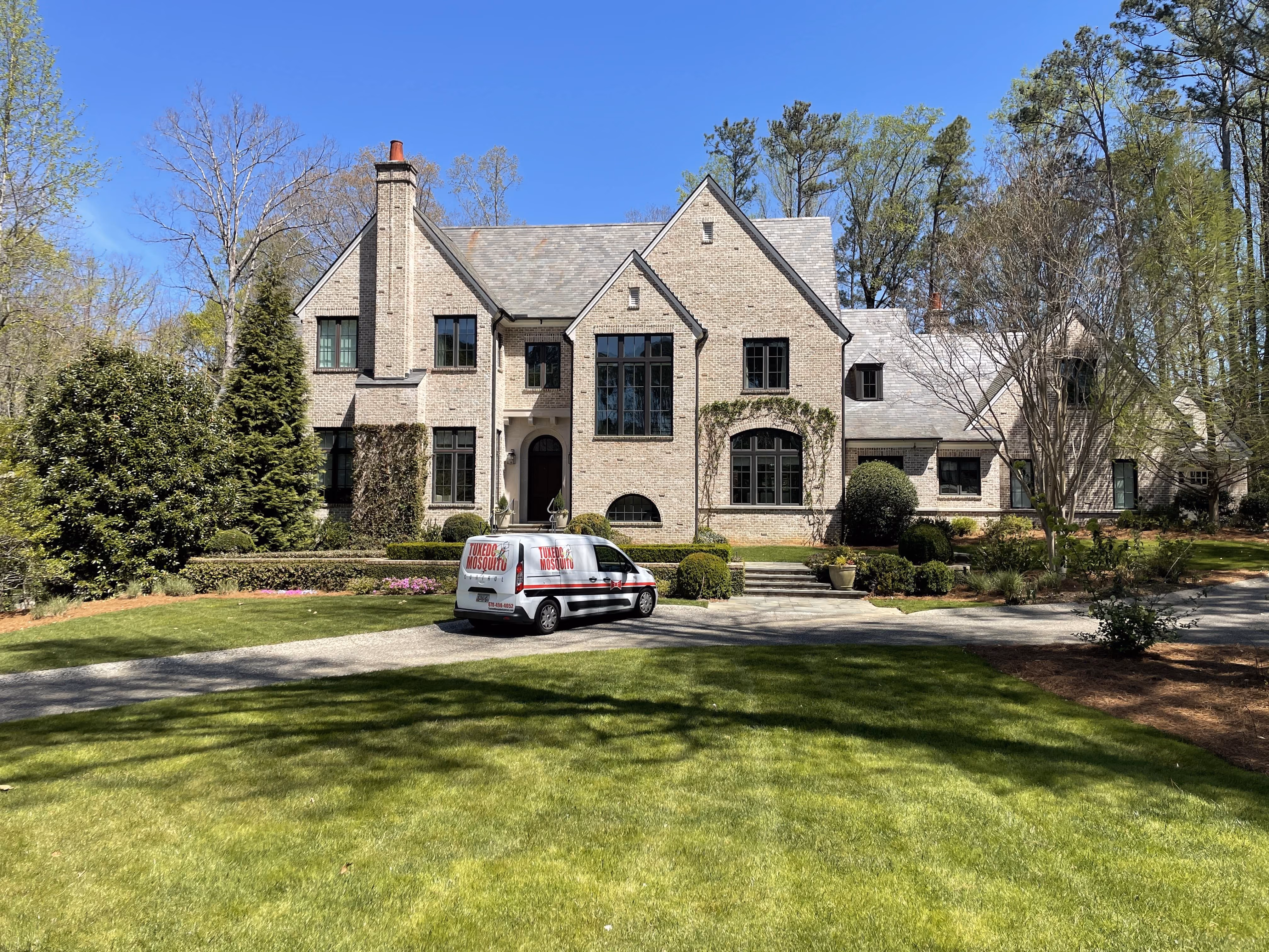Beautiful Georgia home with a green lawn