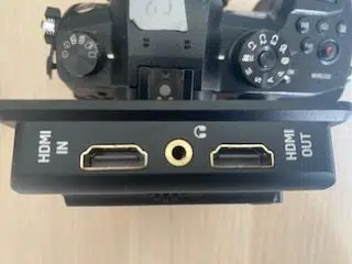 Vue du côté gauche du moniteur LH5P Portkeys montrant les connectiques HDMI, port USB et prise casque.