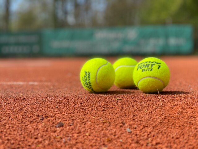 balle de tennis sur un terrain