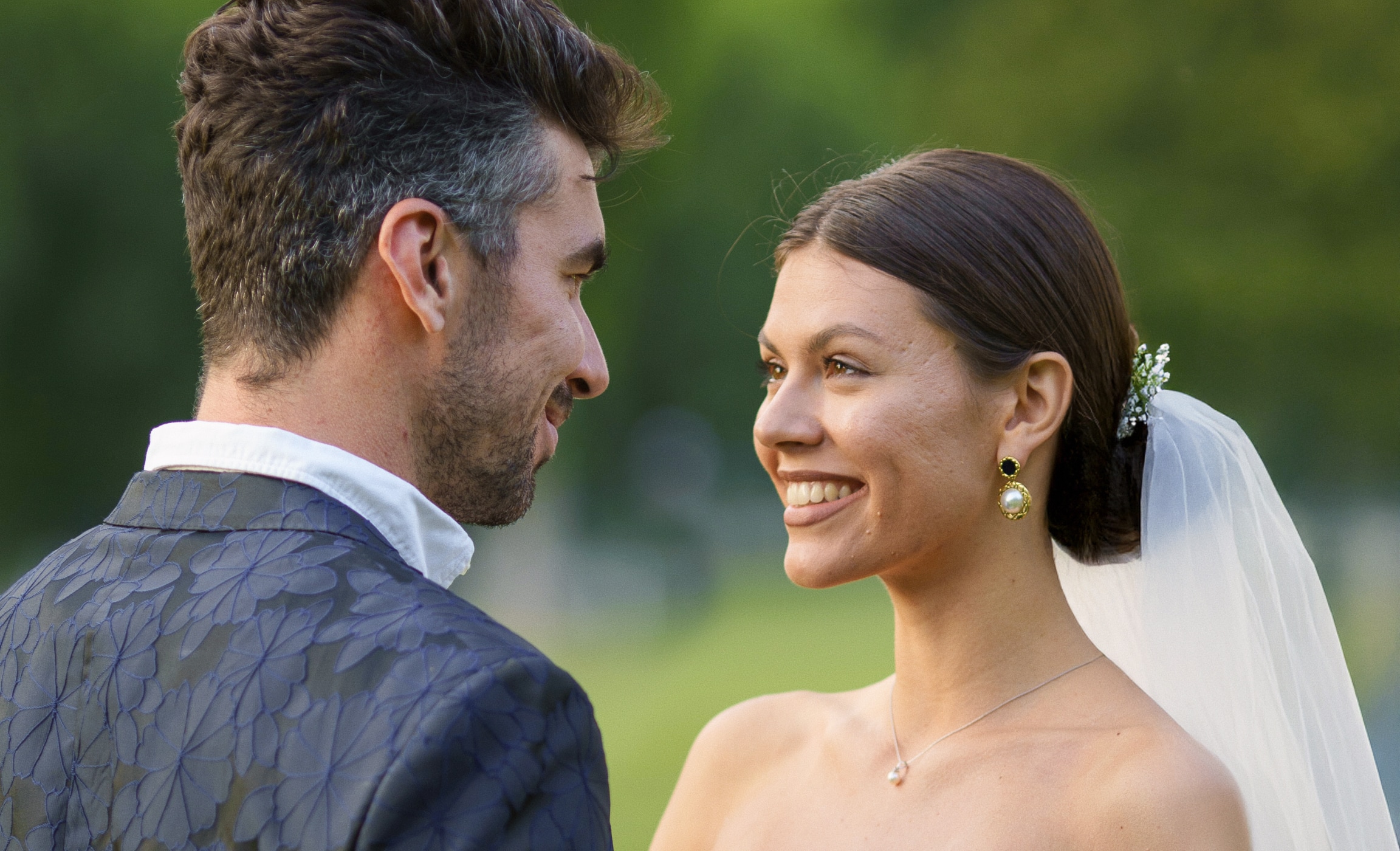 Before and after AI retouching with Retouch4me — natural skin texture preserved.