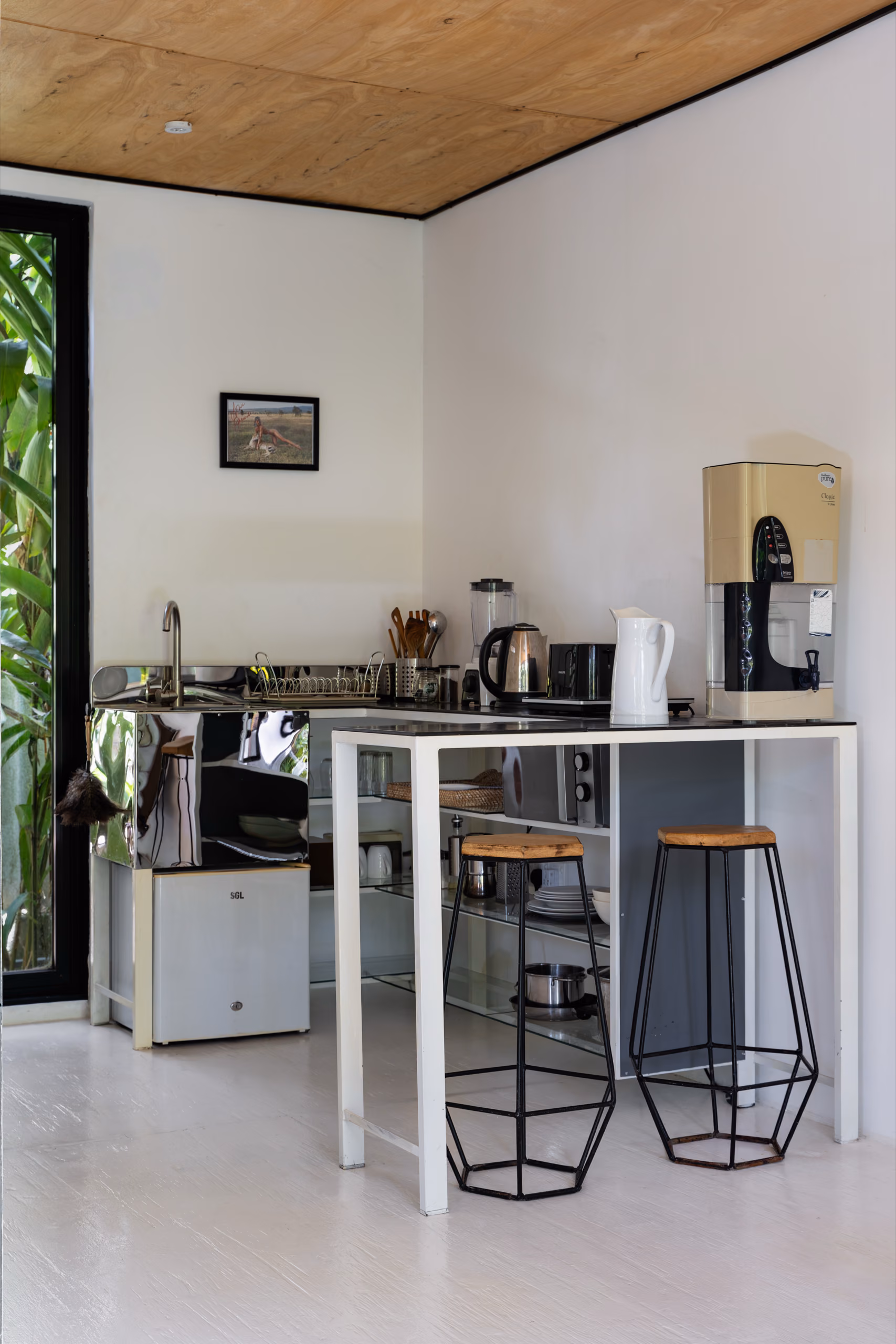 Kitchenette with bar stools in the Jungle Bungalow at Licuala Lanka on Sri Lanka's South Coast