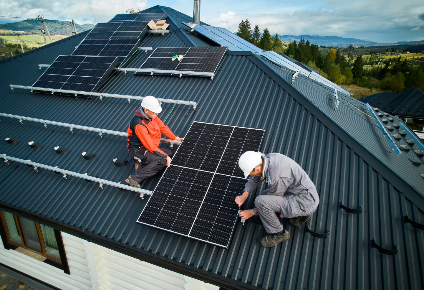 Zwei Männer auf einem Dach mit Photovoltaikmodulen