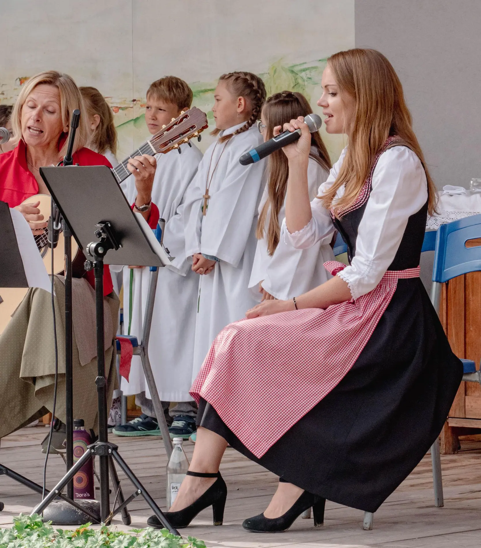 Martina mit Chor in Tracht bei einem Auftritt