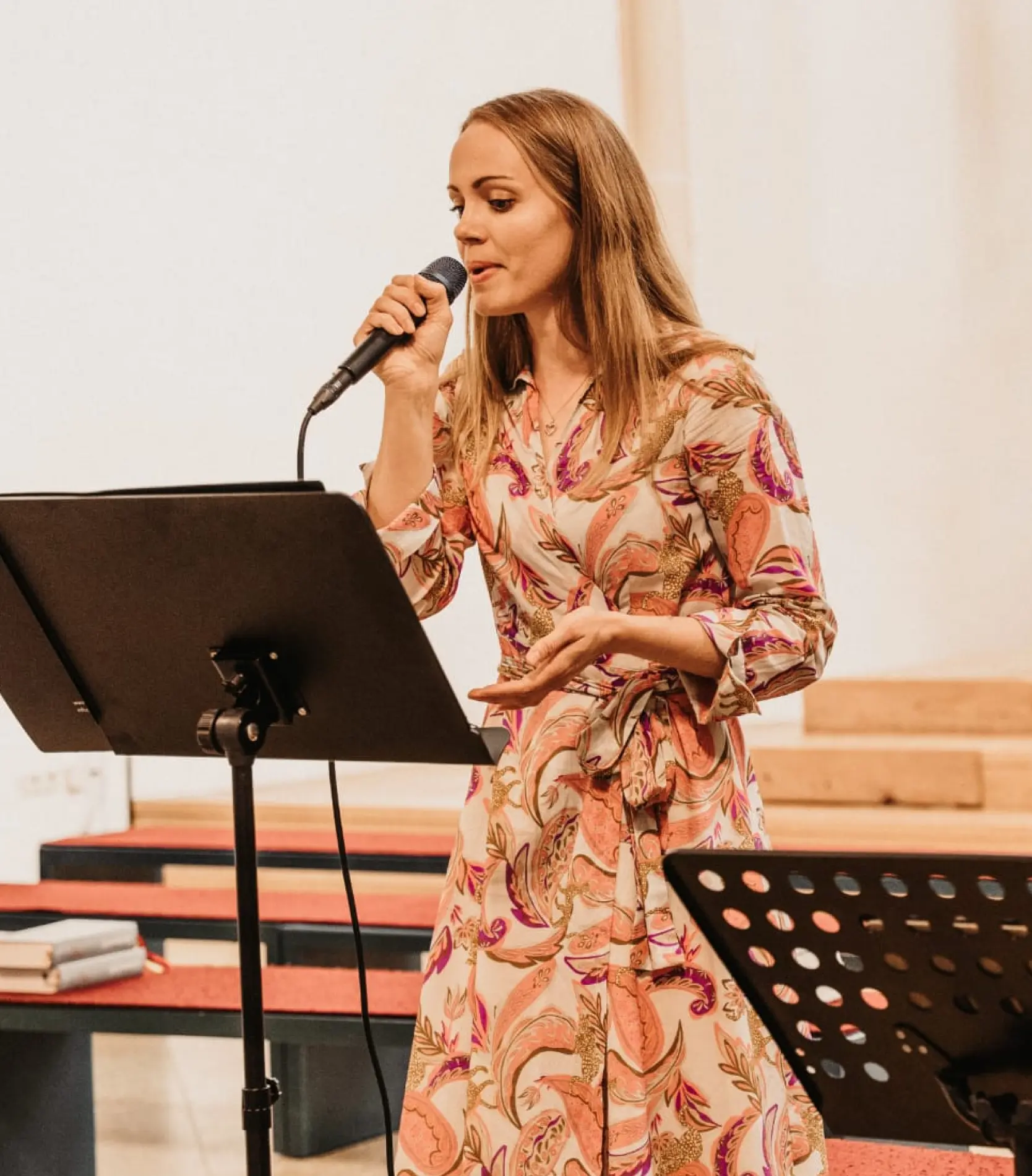 Martina singt bei einer Trauung in der Kirche