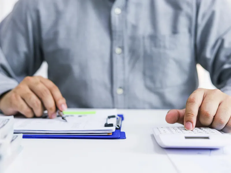 Persona gestionando cuentas por pagar y conciliación financiera de un proyecto