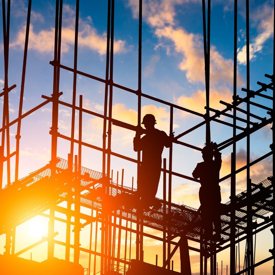 Miniatura del artículo: trabajadores de construcción en andamios al atardecer con logotipo de Diazar