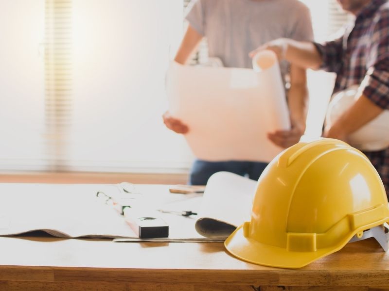 ingenieros viendo planos de obra