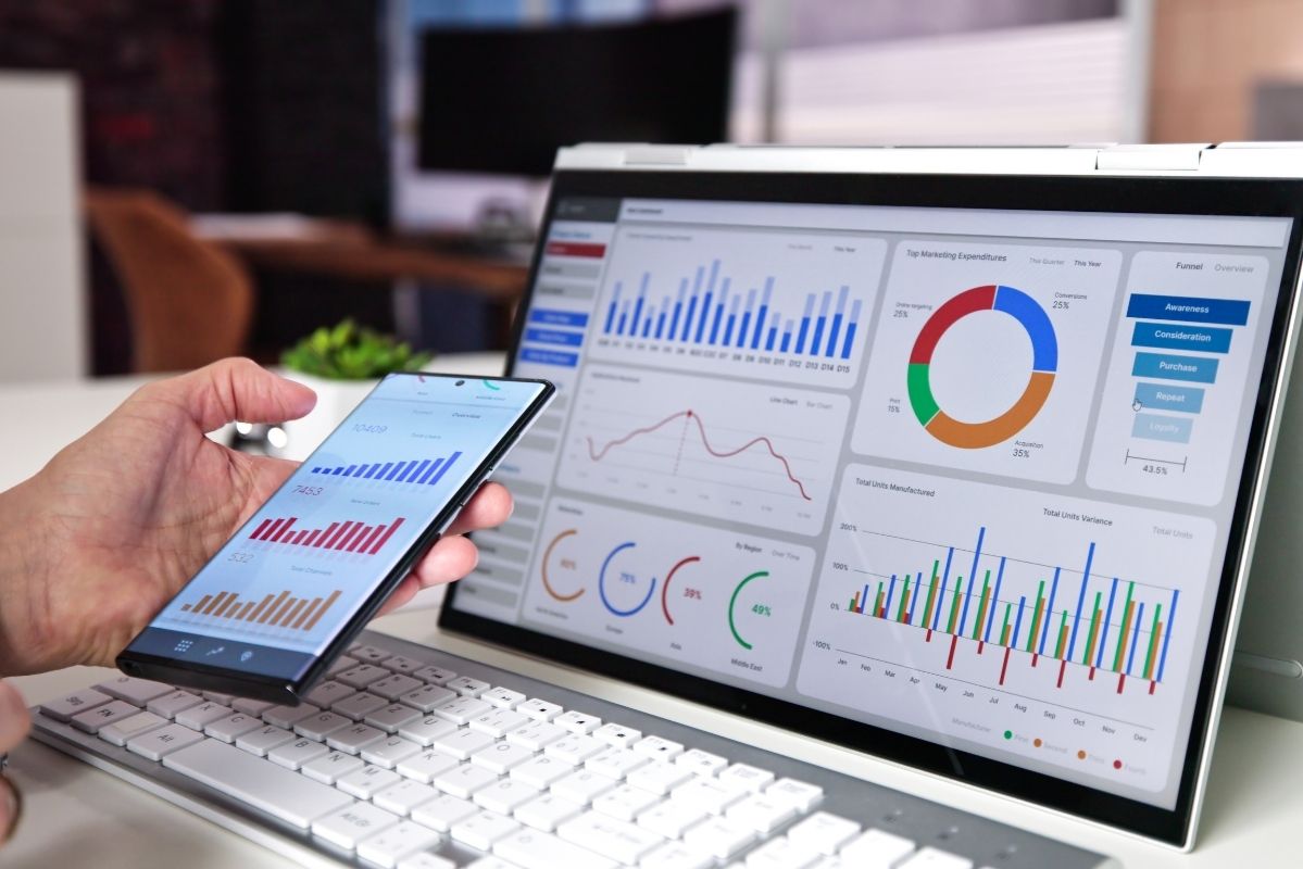 Director de obra visualizando kpis en dashboard