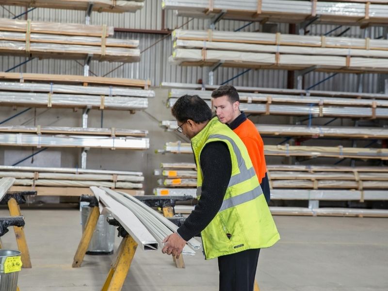 Trabajadores revisando perfiles y materiales de construcción
