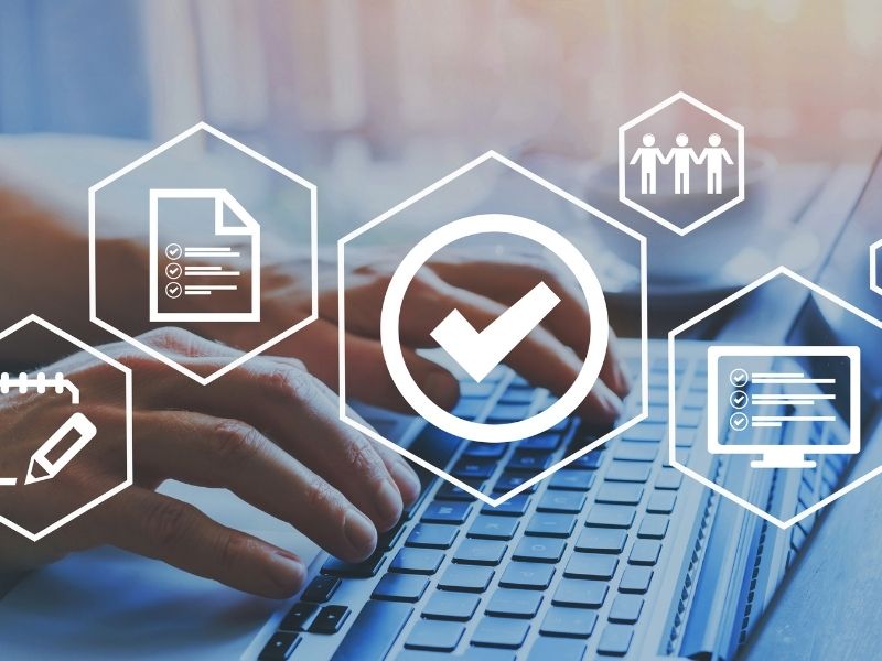 Persona revisando un dashboard digital de gestión de proyectos con cronogramas, gráficas e indicadores