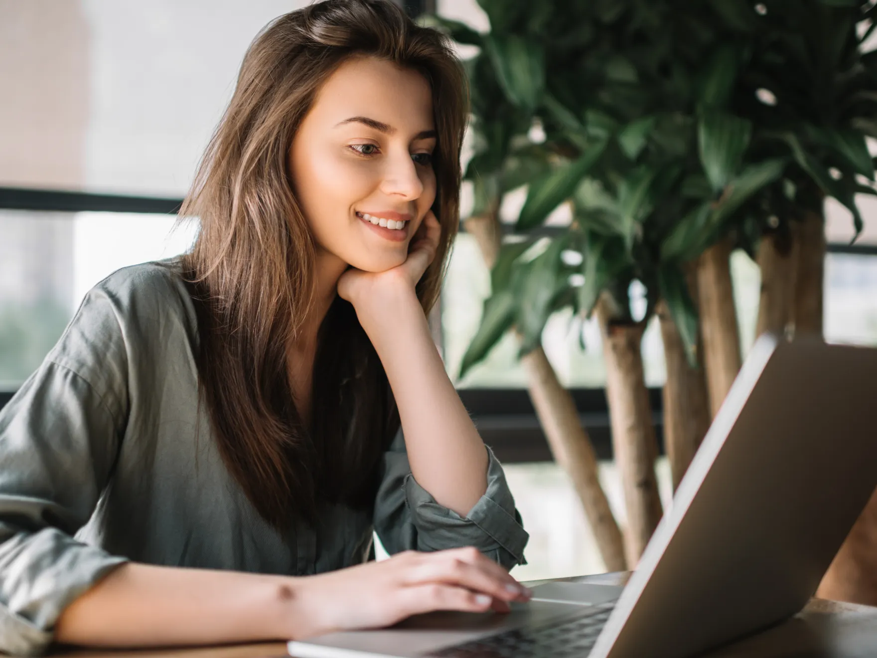 A woman booking an appointment online at Harbour Dental from her laptop.