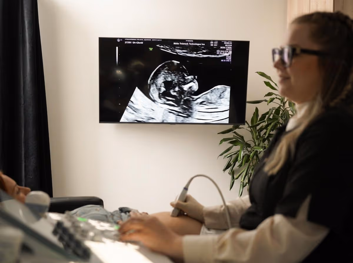 Vivez des moments uniques lors de vos échographies Prenato. Des examens précis, réalisés avec douceur par nos professionnelles qualifiées.