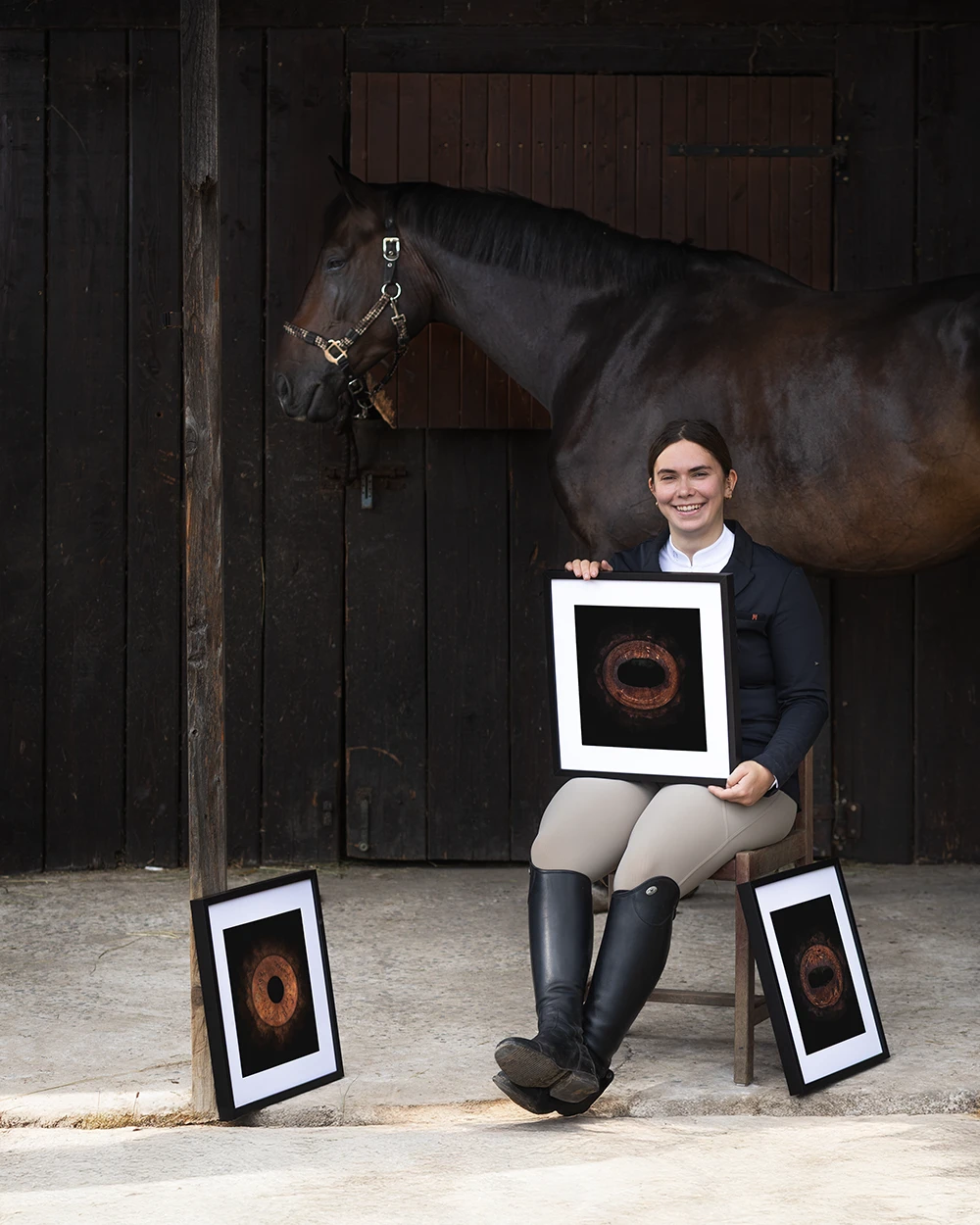 Cavalière et son cheval immortalisés à travers une œuvre INTO THE EYES, symbole de leur lien unique.